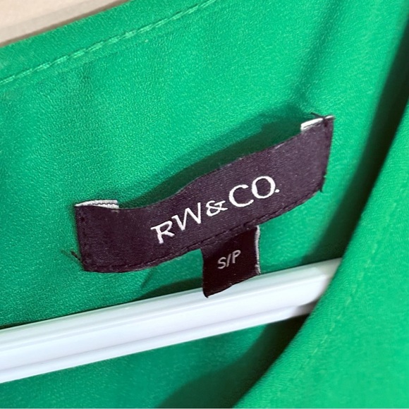 RW&CO. Green Cold Shoulder Ruffled Dress - Picture 4 of 10